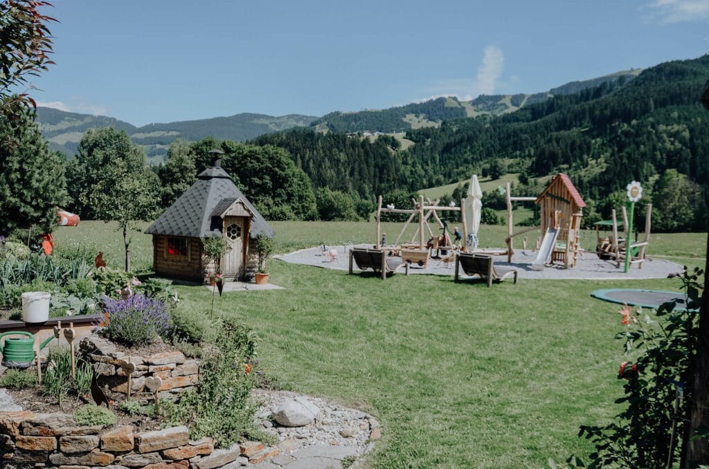 Auf unserem Abenteuerspielplatz vergnügen sich Kinder jeden Alters gerne.
