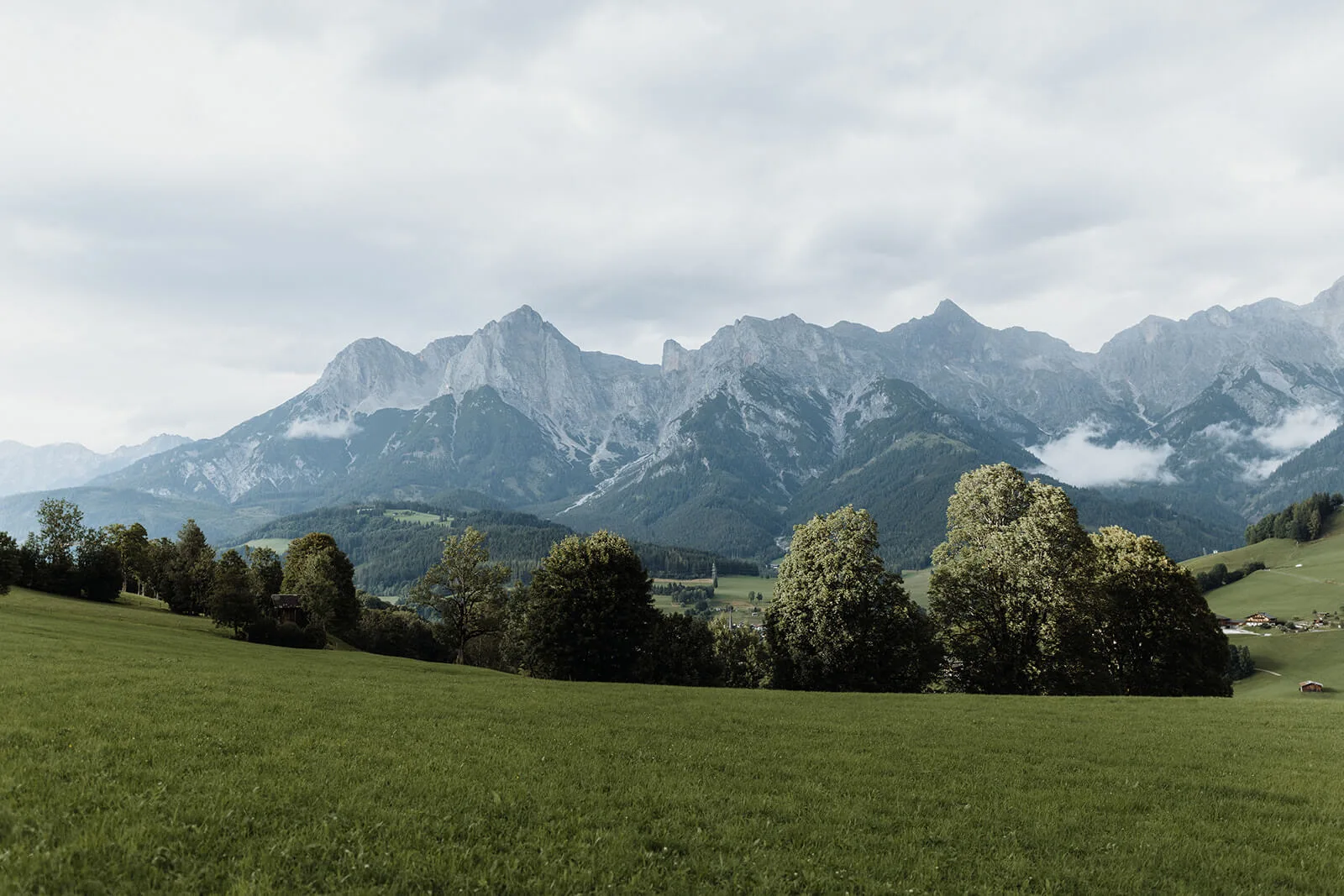 bergkulisse der hochkönig region am ebengut